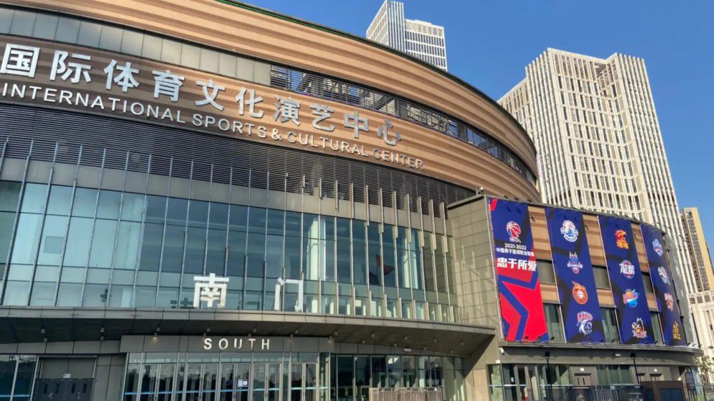 上半场两队节奏都打得飞快，尼克斯由布伦森、巴雷特和兰德尔三人轮番进攻，雄鹿则是在字母哥带领下连续冲击篮筐得手，场上比分也是十分胶着，利拉德半场结束前连续三分帮助雄鹿75-72领先结束上半场。